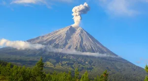 Gunung Merapi adalah salah satu gunung berapi Indonesia yang paling aktif di dunia